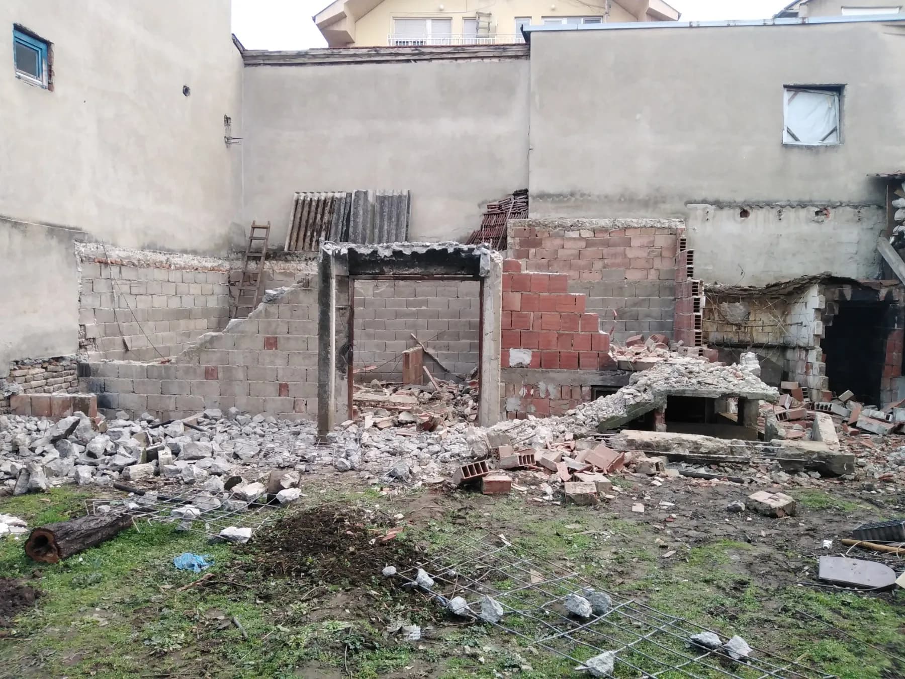 Rušenje i razbijanje Niš